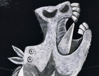 Couverture guernica Ce catalogue de l'exposition "Guernica" organisée au Musée national Picasso-Paris, du 27 mars au 29 juillet 2018, présente l'histoire d'un chef-d’œuvre majeur de l'artiste espagnol crée en 1937. Ce très grand format synthétise les recherches plastiques de Pablo Picasso depuis 40 ans.