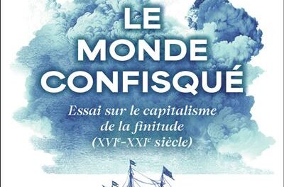 couverture Le monde confisqué - Essai sur le capitalisme de la finitude (XVIe-XXIe siècle)